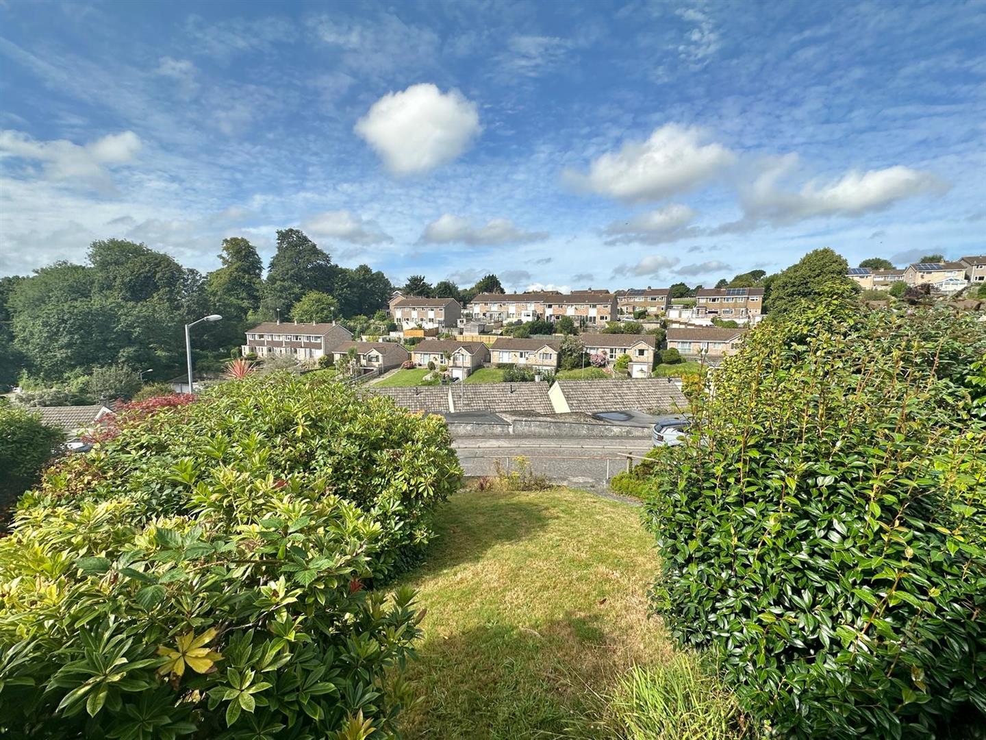 2 bed property in Upland Crescent, Truro